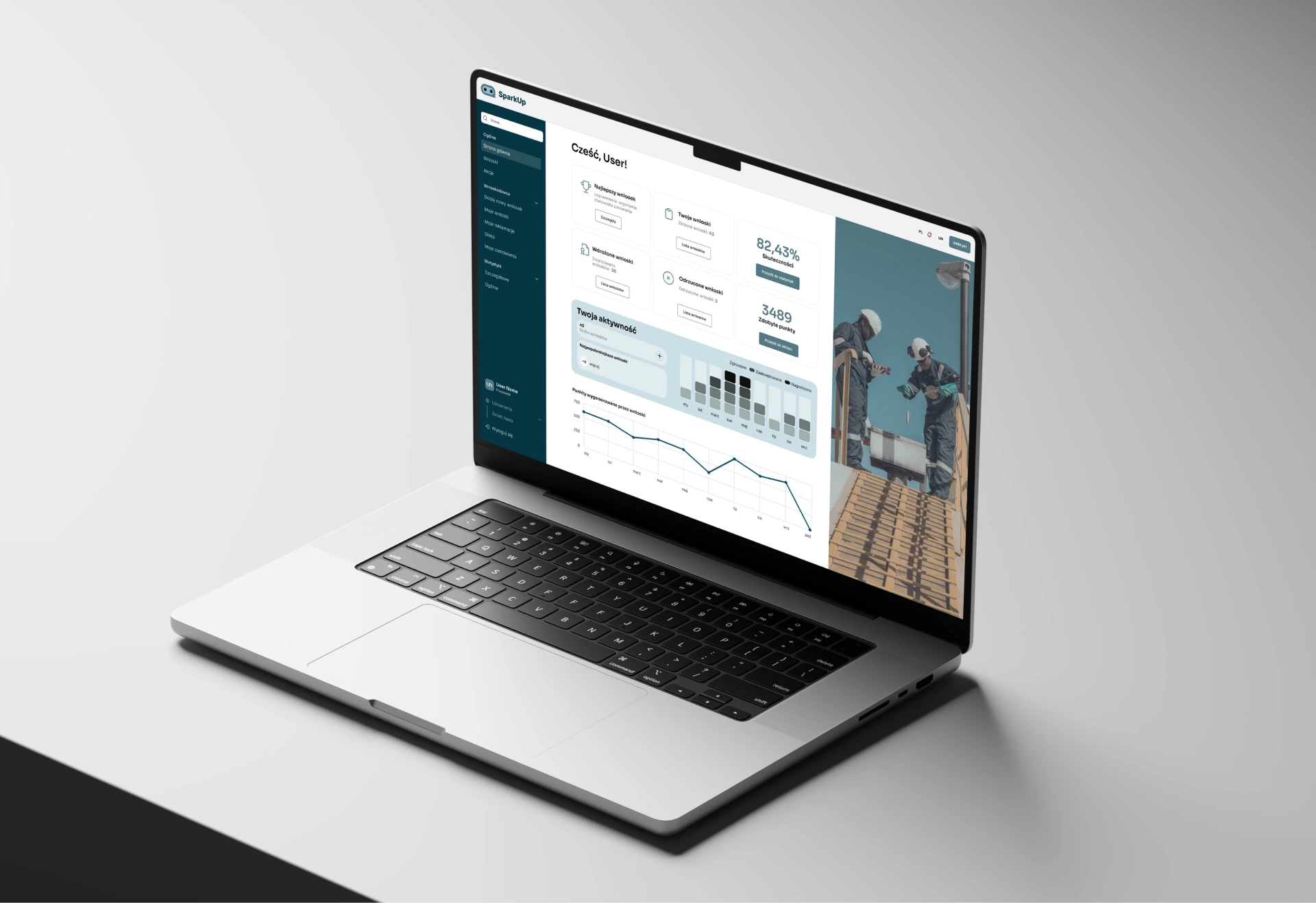 laptop stojący na biurku z otwartą aplikacją