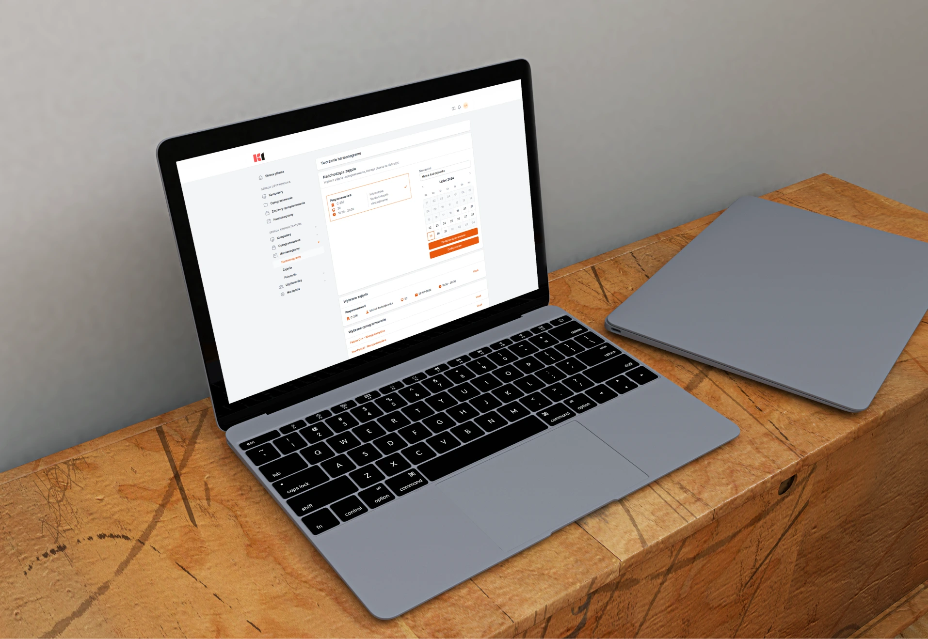 laptop stojący na biurku z otwartą aplikacją